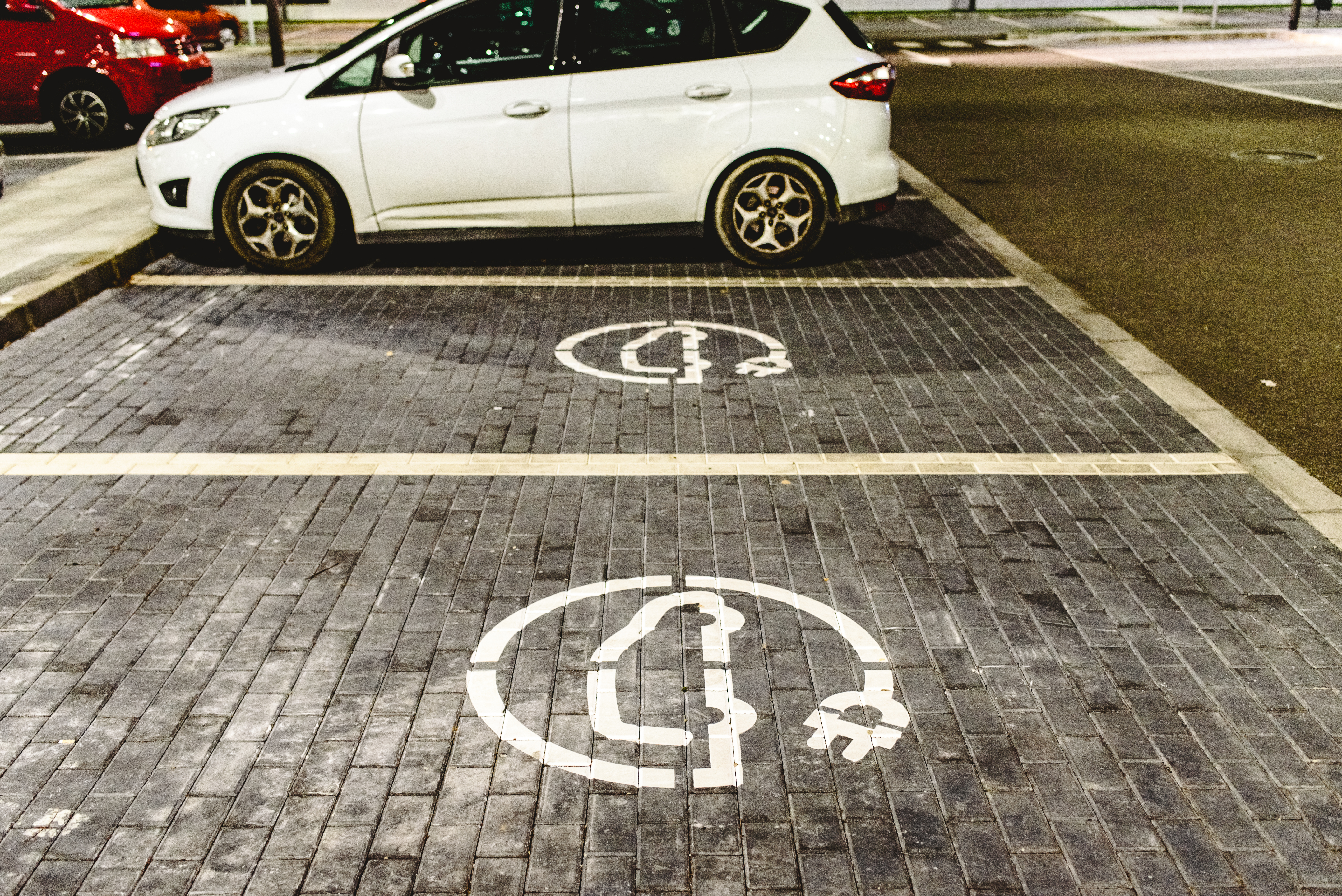Borne de recharge murale connectée installée sur une place privative