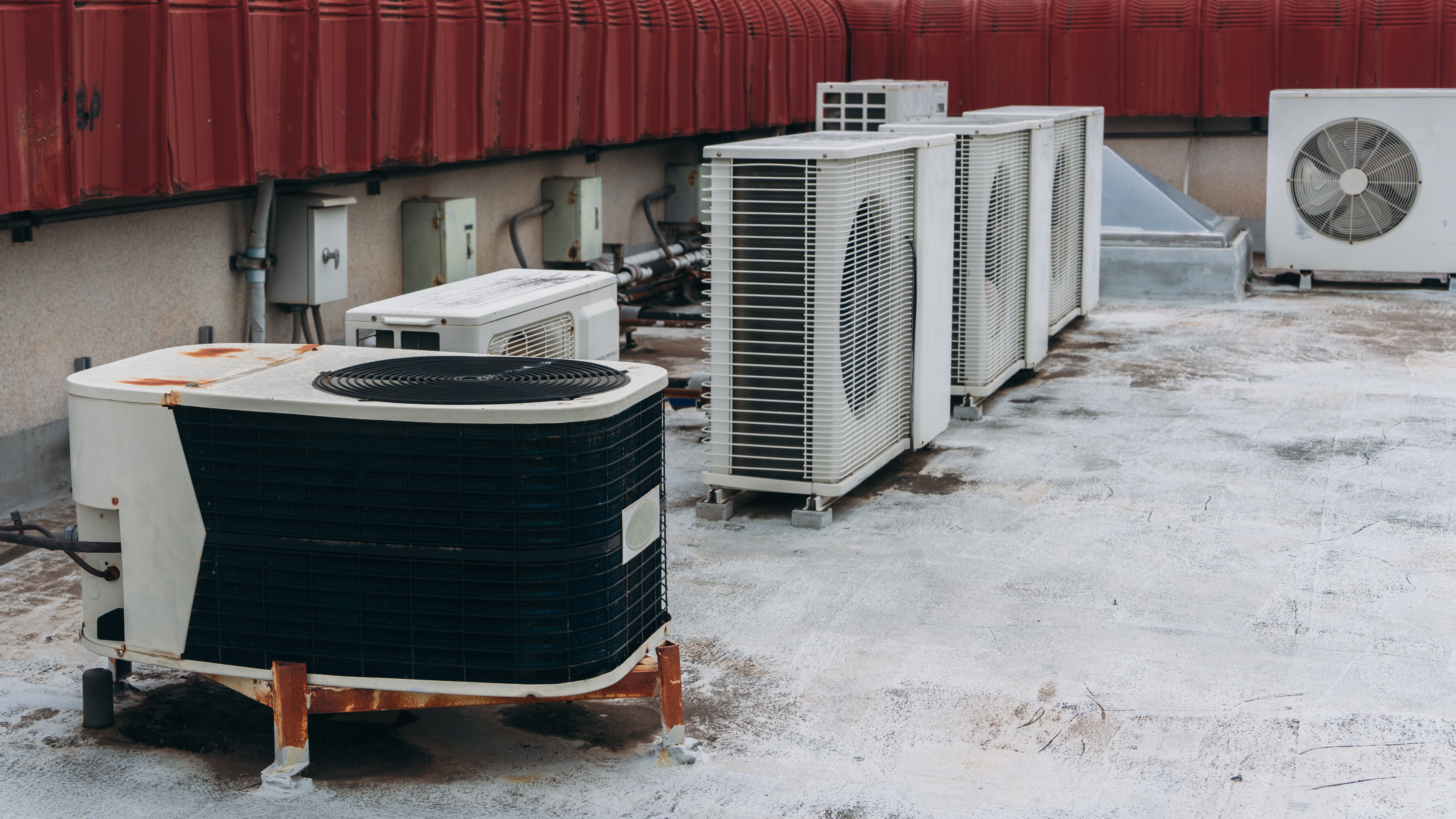 Technicien Oreno effectuant l'entretien d'une centrale de ventilation