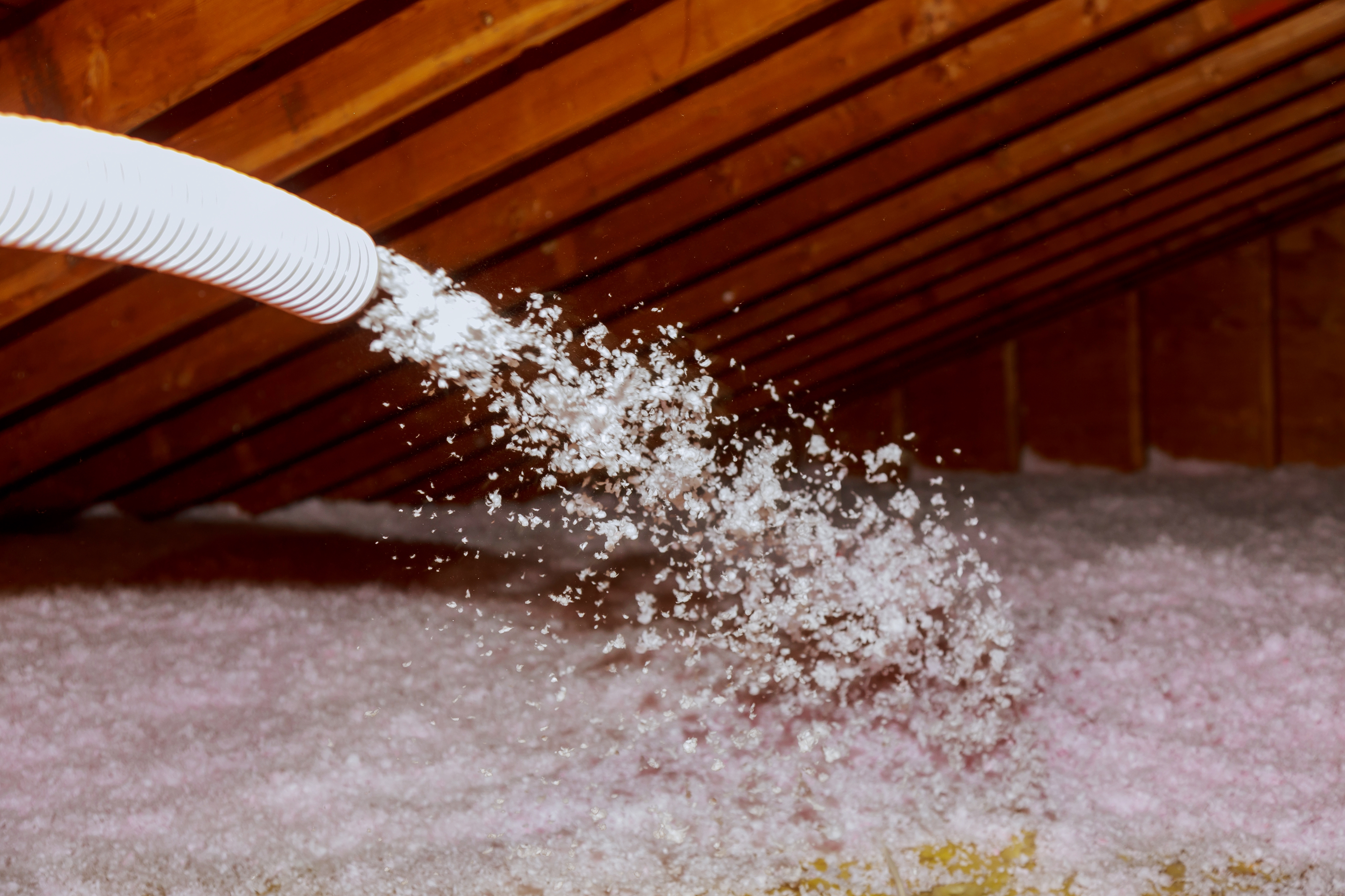 Expert Oreno expliquant les gains thermiques de l'isolation des combles