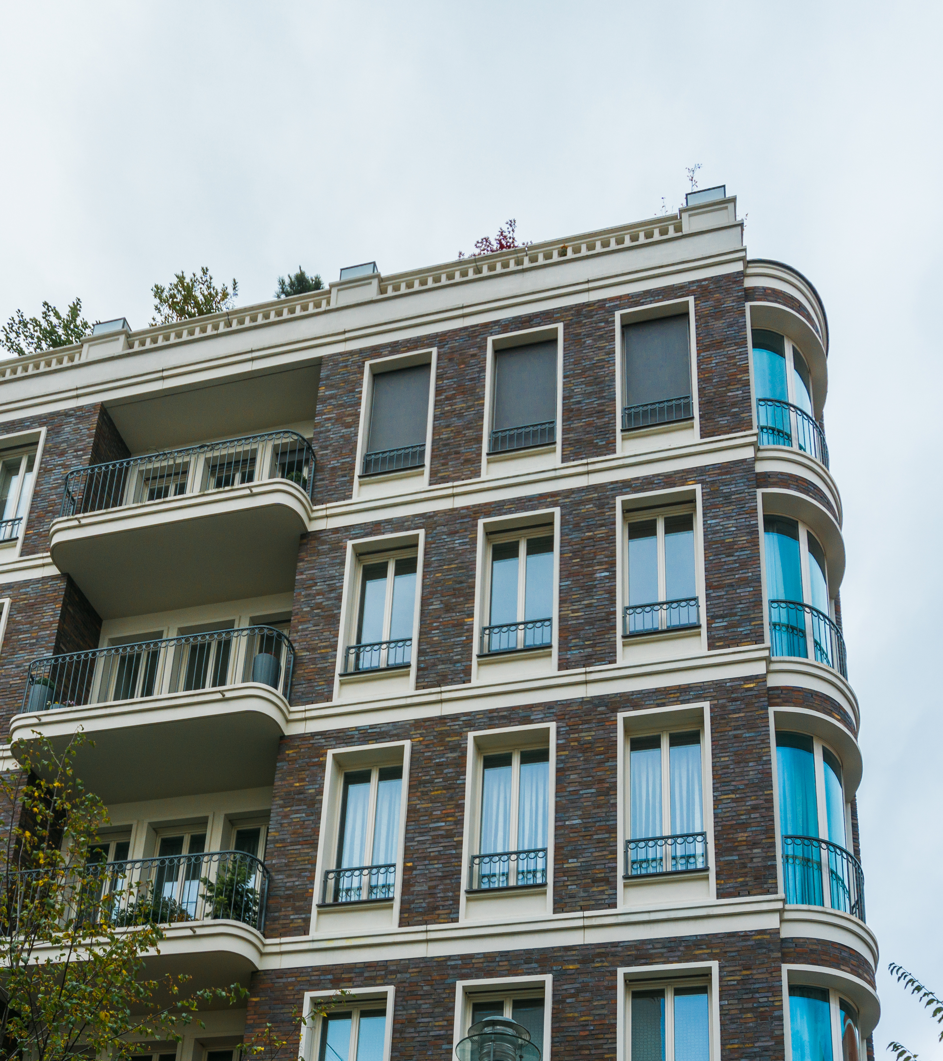 Expert Oreno présentant les finitions d'enduit aux copropriétaires