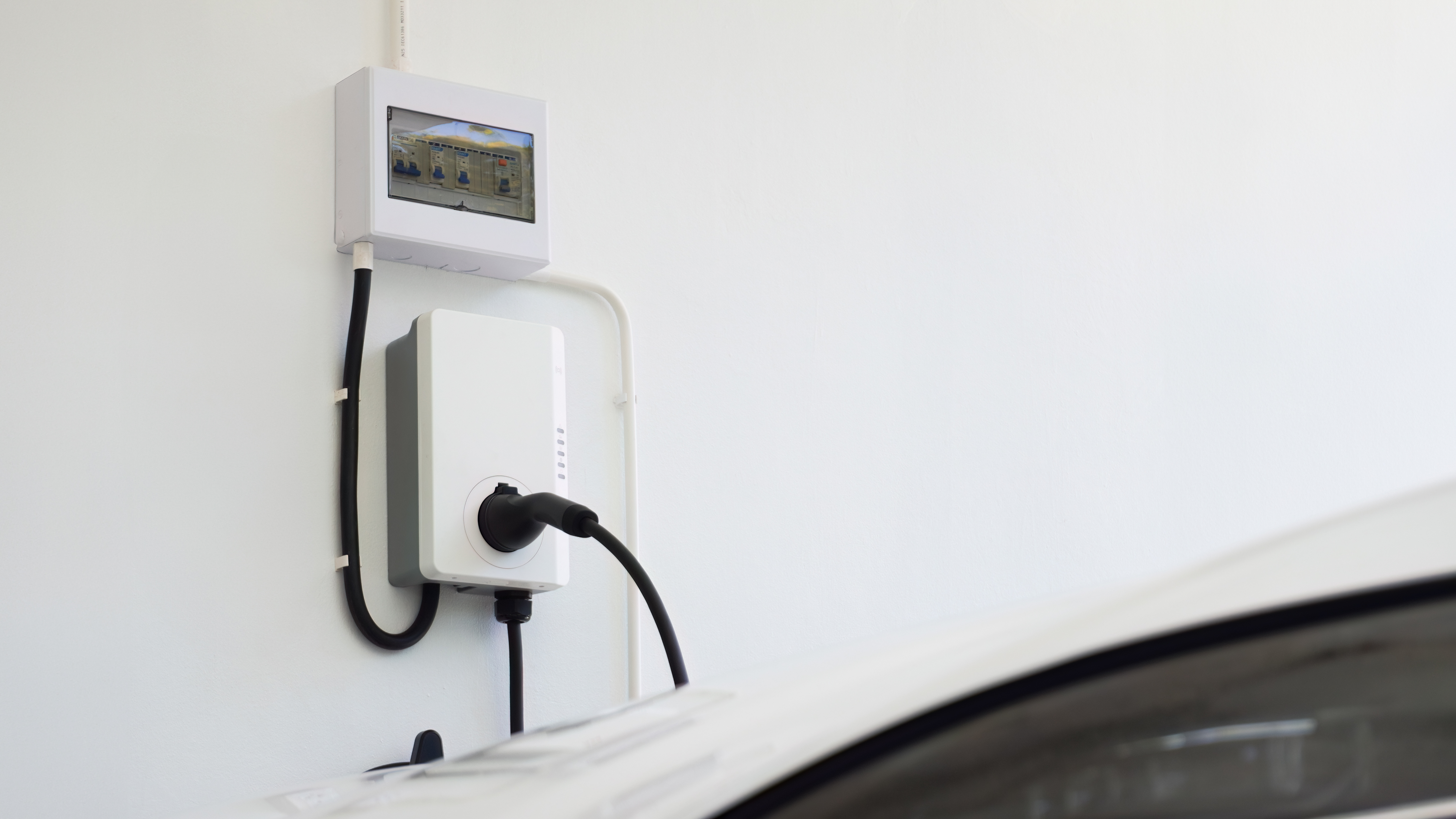 Résident utilisant son badge Oreno pour lancer sa recharge